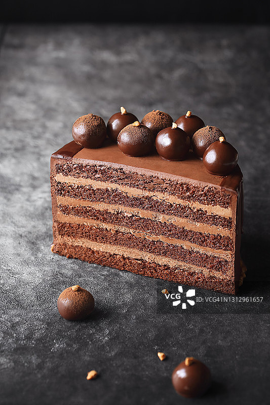 现代巧克力松露分层蛋糕图片素材