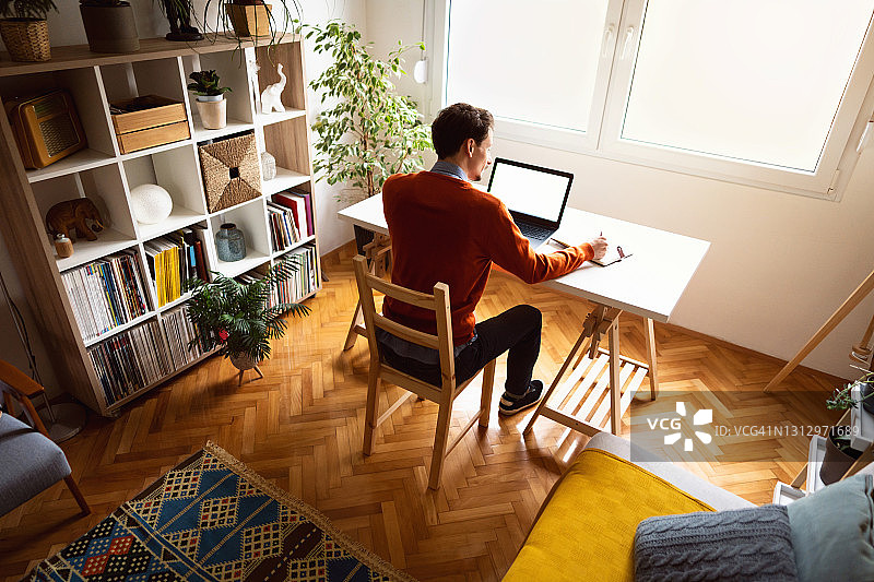 在家工作的年轻商人图片素材