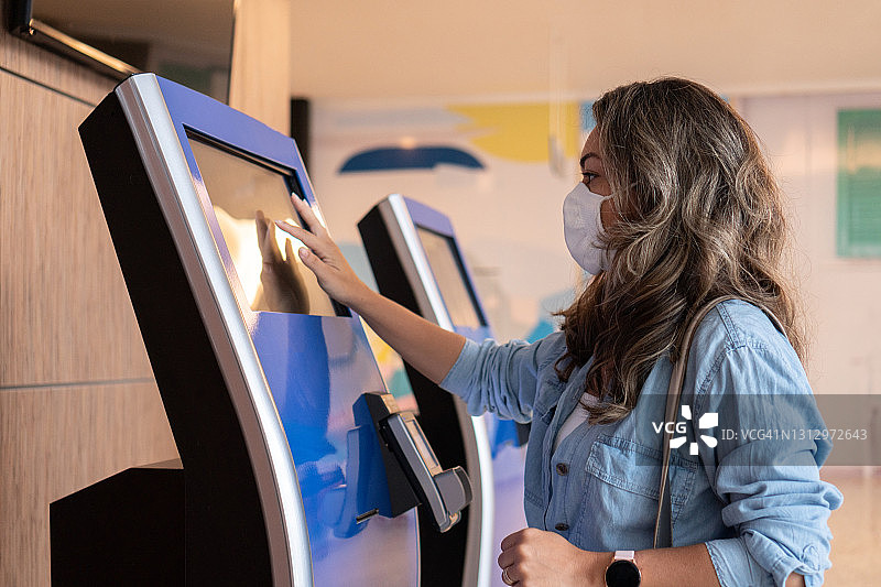 女人触摸银行设备屏幕图片素材