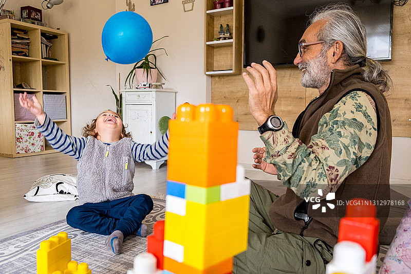 孙子和爷爷一起玩气球图片素材