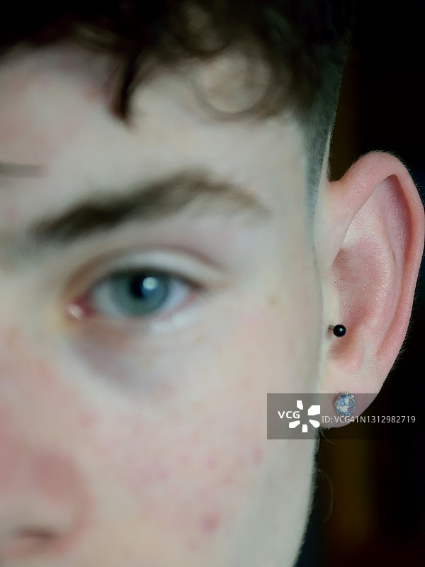 戴两只耳环的少年图片素材