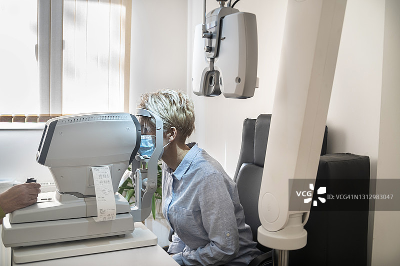 妇女在现代眼科诊所检查眼睛图片素材