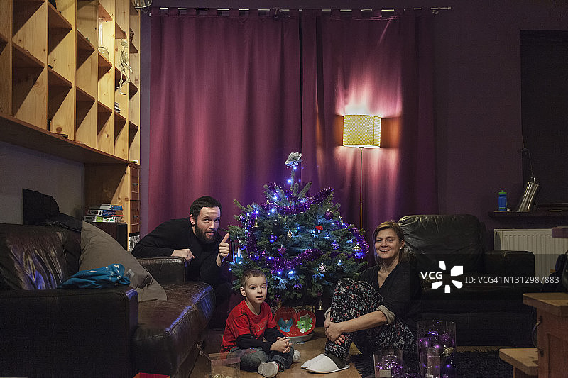 一家人与圣诞树图片素材