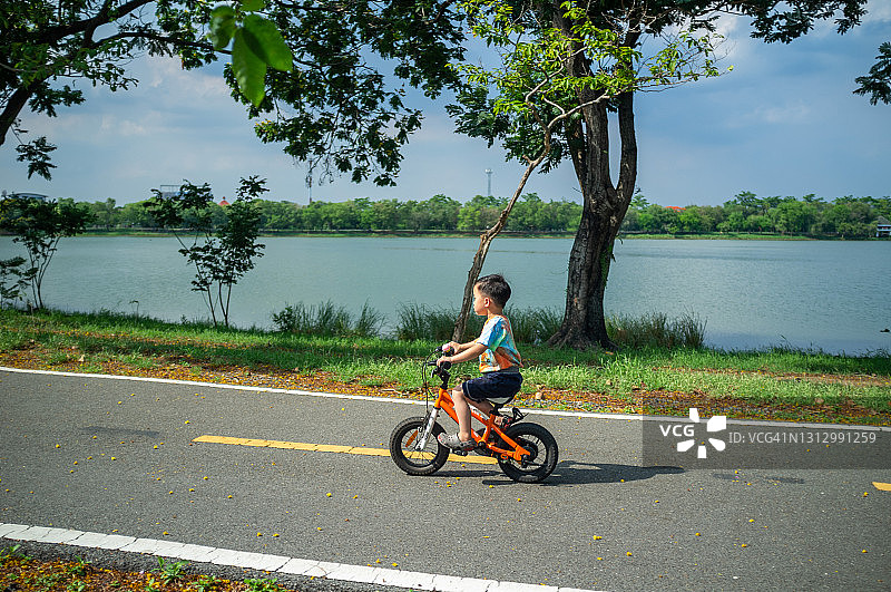 沿着湖边骑自行车图片素材