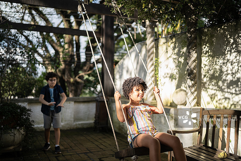 哥哥推妹妹荡秋千图片素材