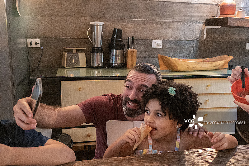 父亲在家拍摄和女儿一起吃冰淇淋的视频图片素材