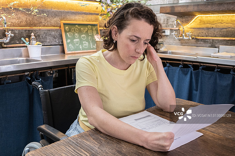 在家中查找账单的残疾妇女图片素材