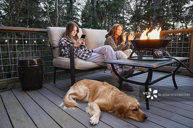 炉火旁的姐妹图片素材