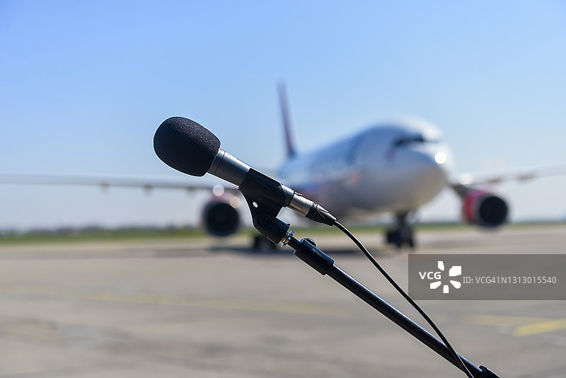 飞机前的麦克风图片素材