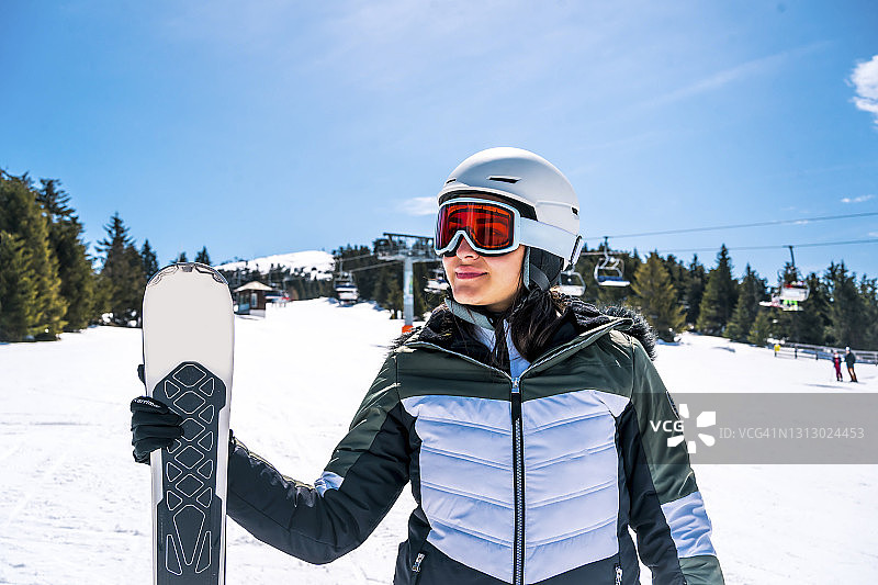 年轻女滑雪者图片素材