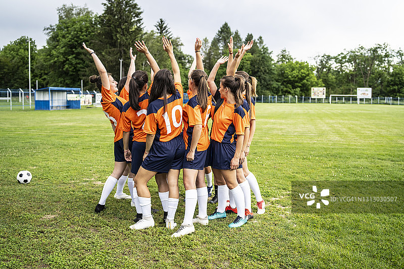 女足队员赛前互相致意图片素材