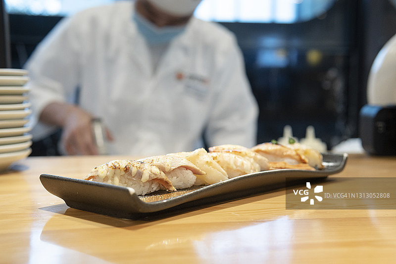 用筷子夹日本寿司的手图片素材