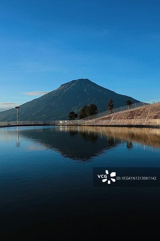 班萨里水库，位于松宾火山坡上的高海拔人工湖图片素材