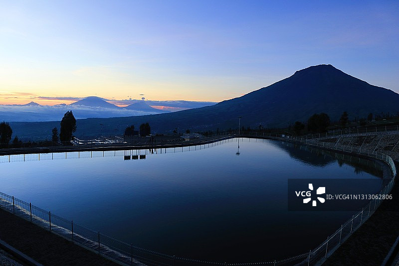 班萨里水库，位于松宾火山坡上的高海拔人工湖图片素材