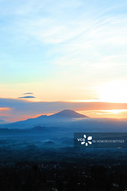 从辛多罗山坡观看美丽的日出图片素材