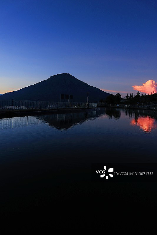 班萨里水库，位于松宾火山坡上的高海拔人工湖图片素材
