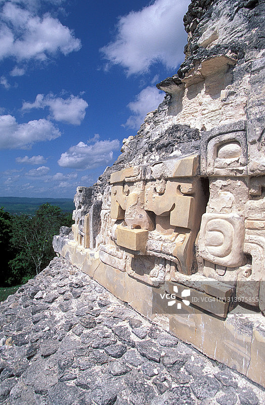 玛雅金字塔上的雕塑图片素材