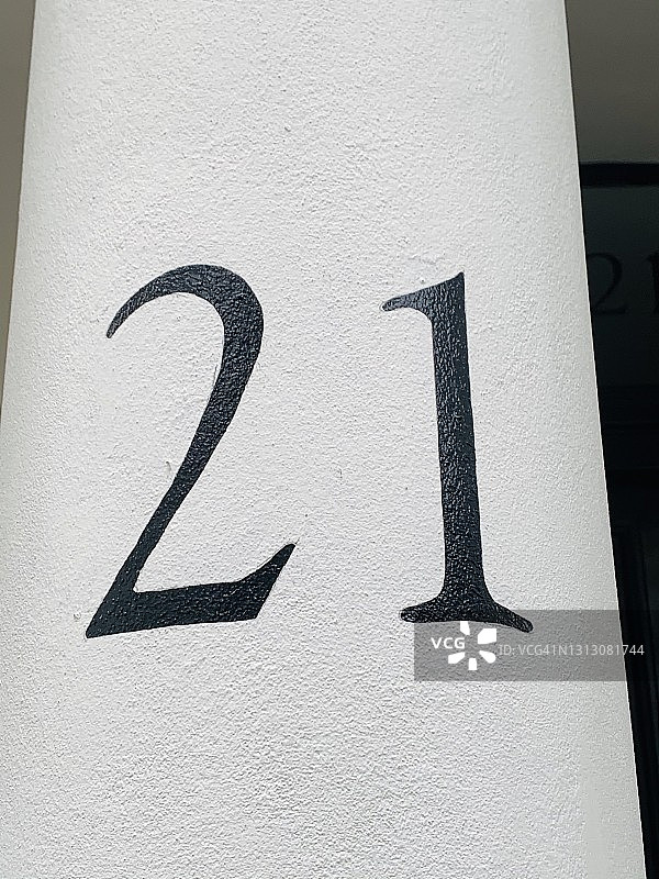 白色灰泥柱上手绘的21数字图片素材