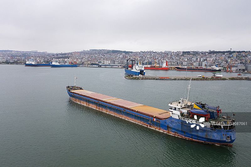 运输中的货船航拍图片素材