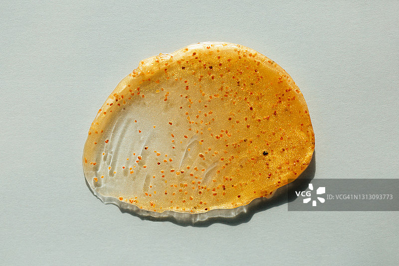 浅蓝色背景上的橙色冰糕涂抹，扁平风格特写图片素材