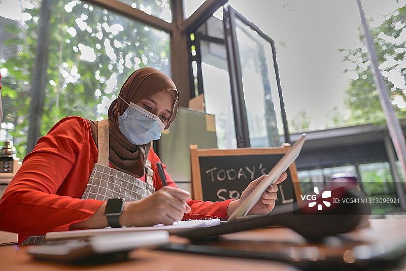 在咖啡馆从事金融工作的年轻商人图片素材