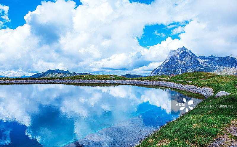 奥地利乡村的湖泊景观图片素材