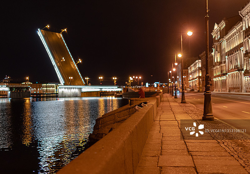 俄罗斯圣彼得堡：夜晚的利捷伊尼大桥开启图片素材