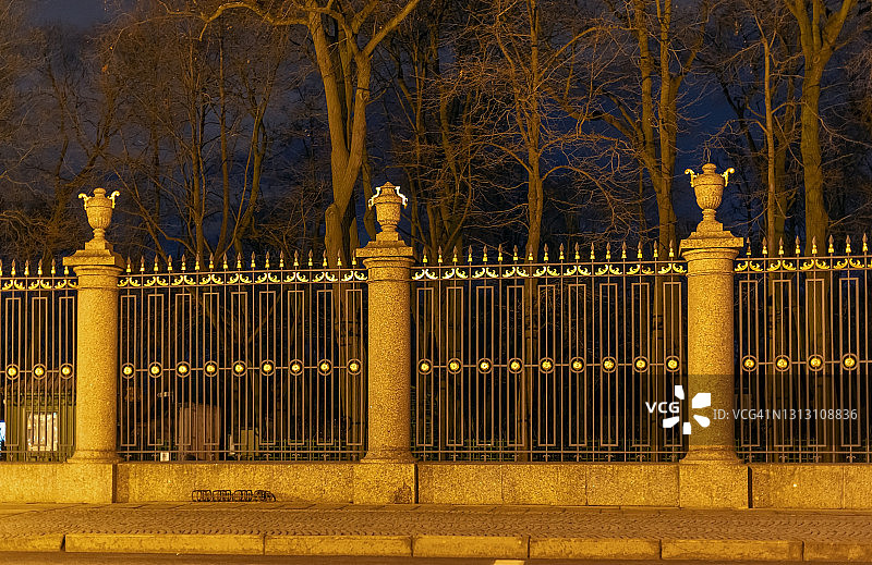 俄罗斯圣彼得堡：夜间灯光下的宫殿滨河路和夏园图片素材