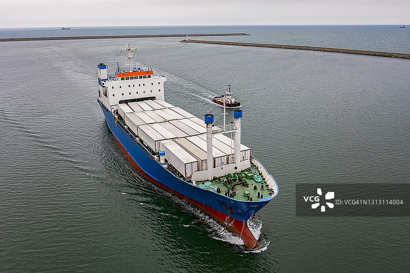 运输卡车的滚装船鸟瞰图图片素材