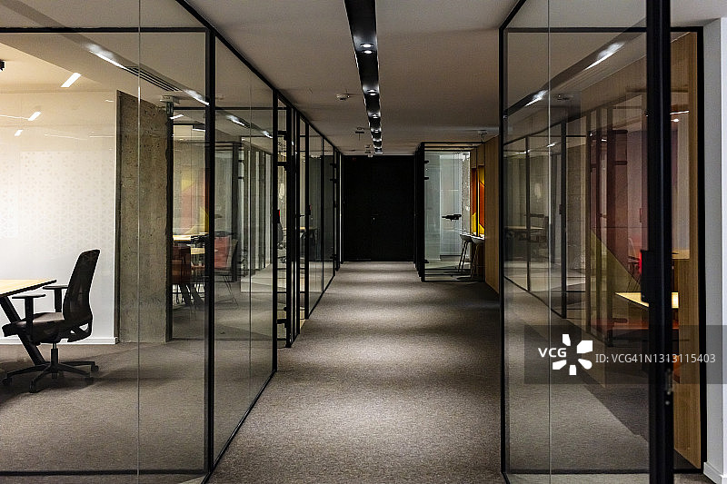 夜晚现代办公楼内的空旷走廊图片素材