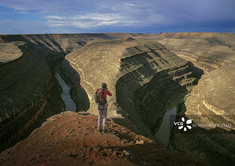攀登者拍摄河流图片素材