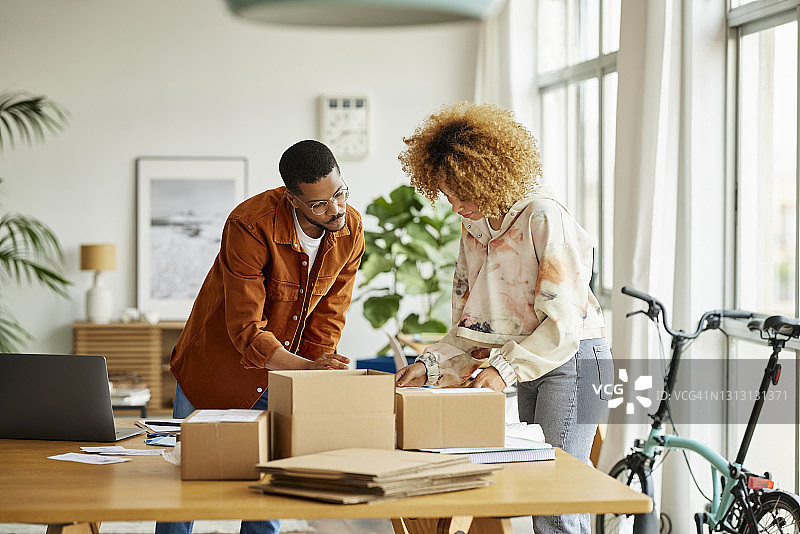 企业家在桌旁分析包装图片素材