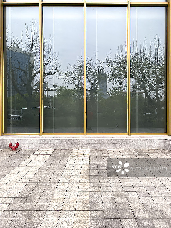 街道玻璃窗中的城市倒影图片素材