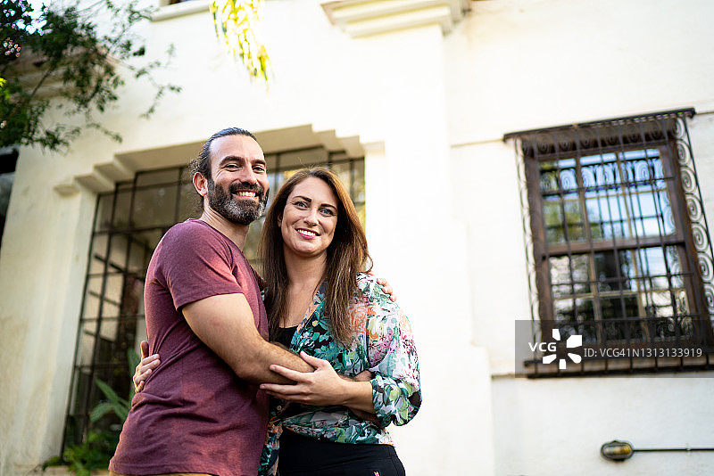 在新房前的一对情侣肖像图片素材