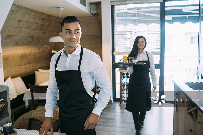 工作中的服务员图片素材