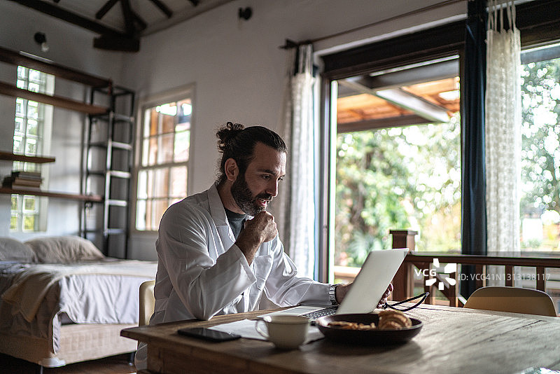 医生在家进行远程医疗预约图片素材