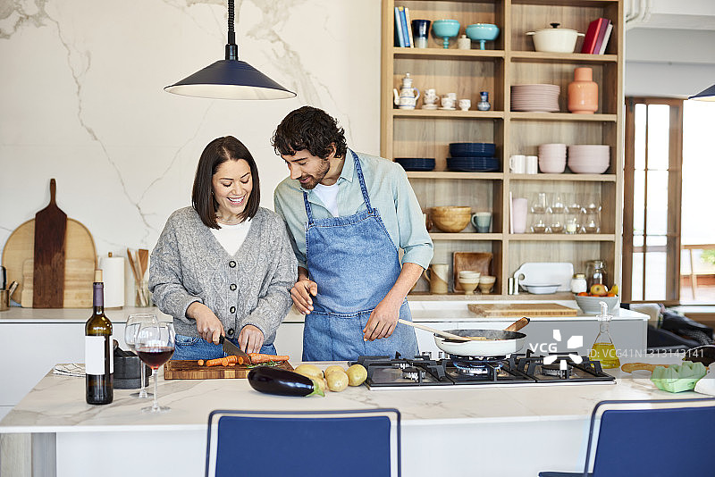 男友和女友在家切胡萝卜图片素材