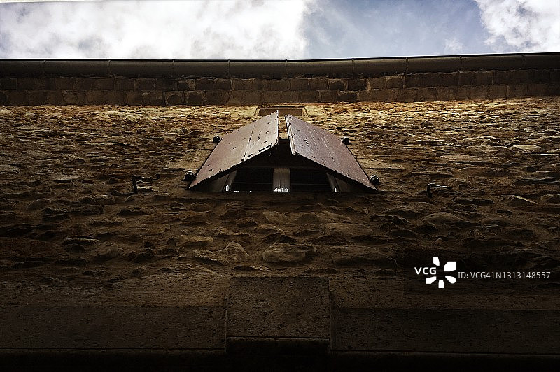 法式房屋上的关闭的窗户图片素材