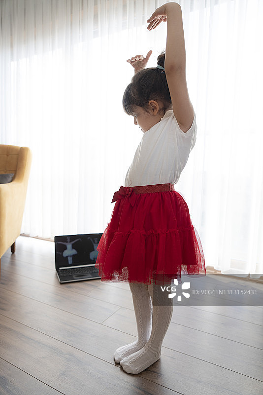 小女孩玩图片素材