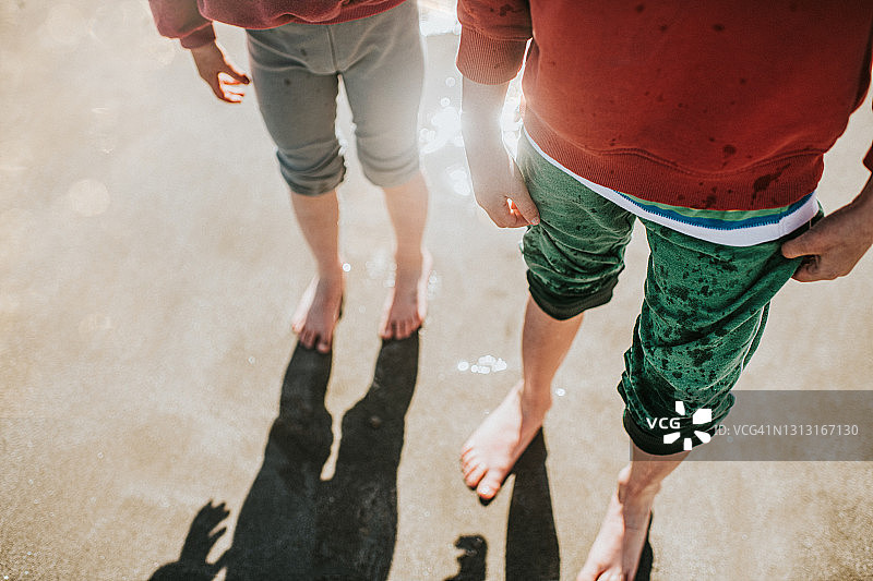 孩子们站在海水中感受海浪图片素材