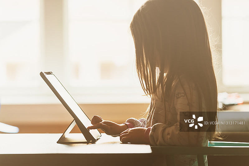 使用平板电脑的女孩图片素材