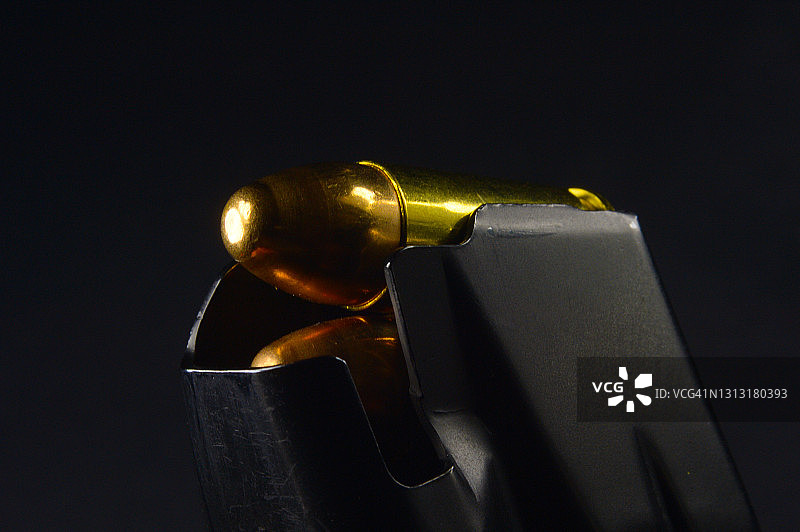 弹匣中的9毫米子弹图片素材