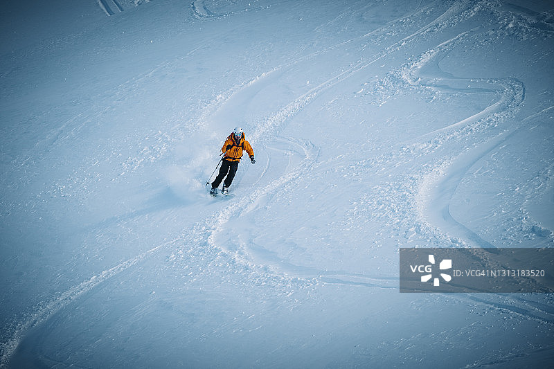 滑雪者快速滑下阴暗的雪坡图片素材