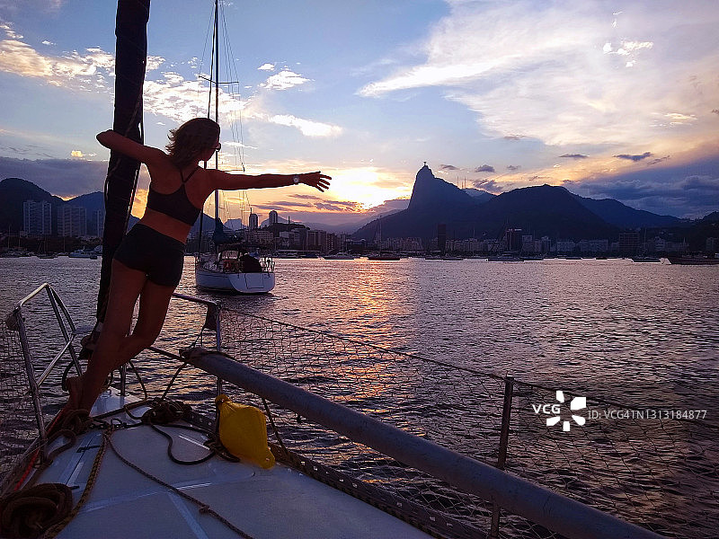 在帆船上欣赏日落图片素材