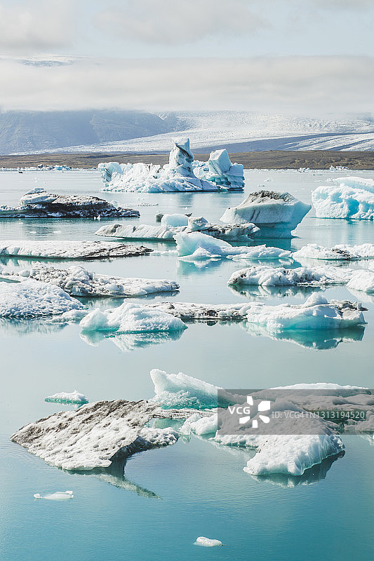 冰岛斯卡夫塔费尔冰川上的杰古沙龙冰川泻湖：融化的冰川与全球变暖图片素材
