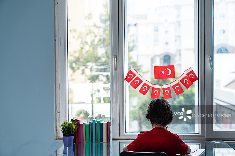 小学生在家庆祝儿童节图片素材