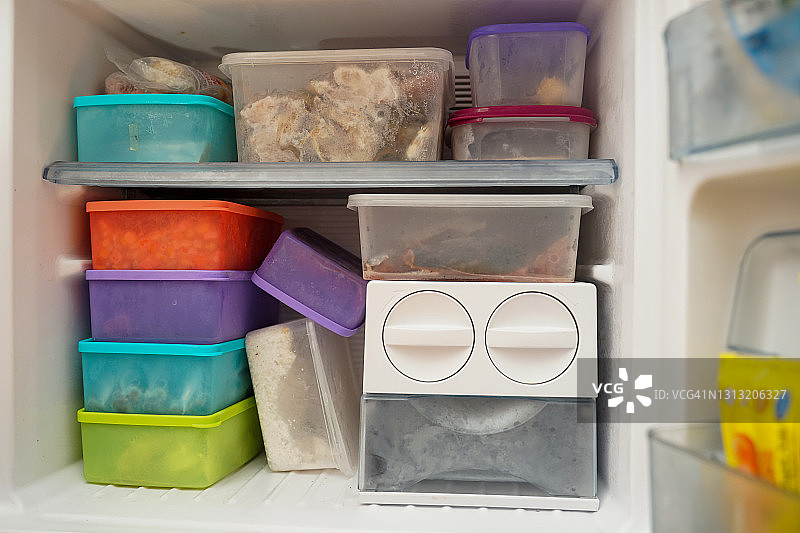 冰箱中的聚丙烯存储盒图片素材