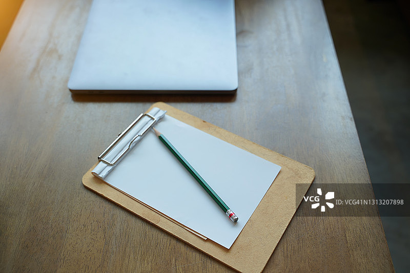 桌子上用于工作的铅笔和笔记本图片素材