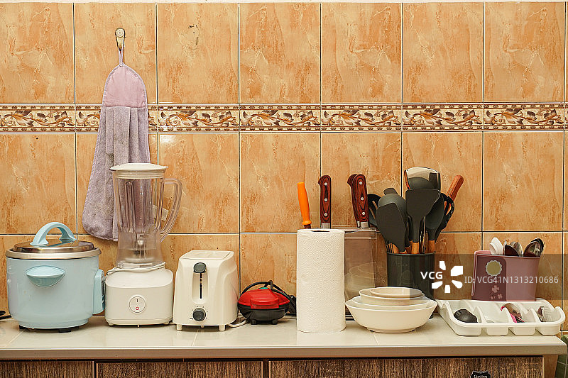 广角拍摄的电动厨房用具图片素材