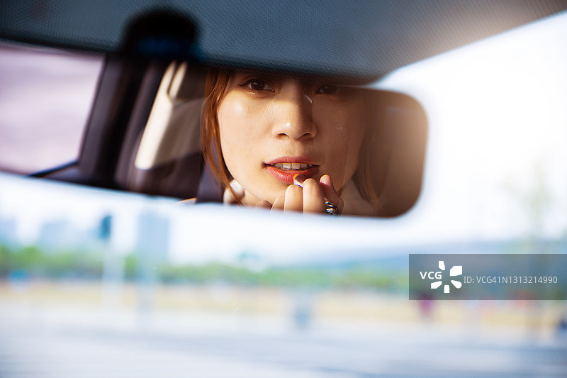 车内后视镜中的化妆场景图片素材